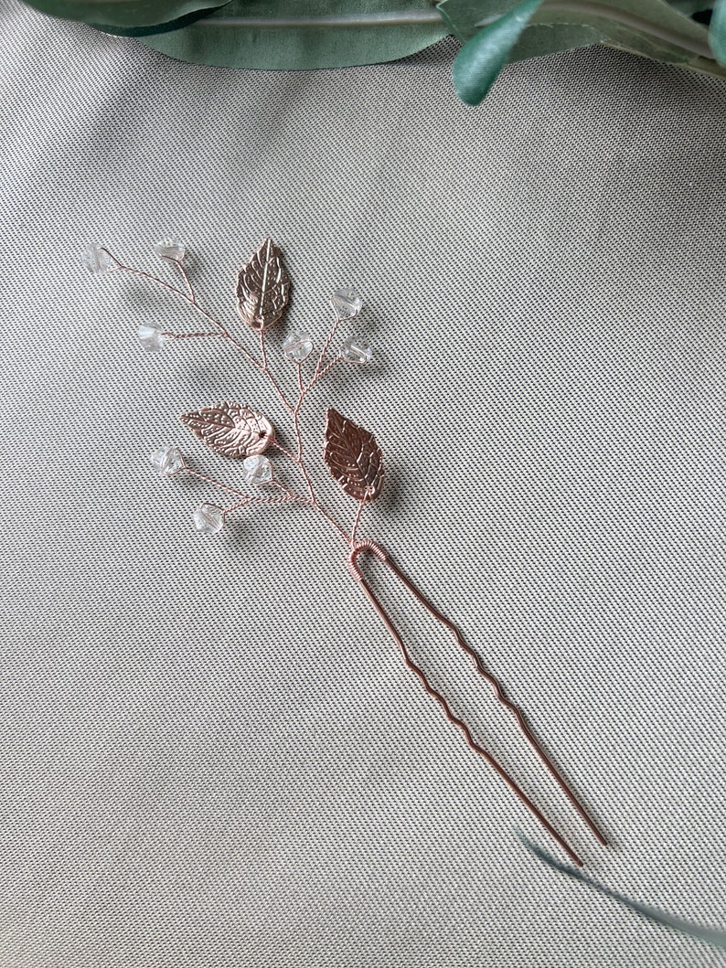 Anmutige Haarspange in Roségold mit filigranen Blattmustern und zarten Perlen. Perfekt als Brautschmuck oder für Brautjungfern. Vielseitig einsetzbar als Haarnadel, Schiebehaarklammer oder Haarkamm für elegante Hochsteckfrisuren."