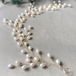 Braut Haarrebe, Gold, goldener Juwelierdraht, weiße Perlen, biegsame Haarranke, Haarband, Haarkranz, Schmuck Hochzeit, Brautschmuck, Perlenschmuck, hochwertiger Brauthaarschmuck