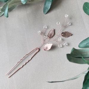 Anmutige Haarspange in Roségold mit filigranen Blattmustern und zarten Perlen. Perfekt als Brautschmuck oder für Brautjungfern. Vielseitig einsetzbar als Haarnadel, Schiebehaarklammer oder Haarkamm für elegante Hochsteckfrisuren."