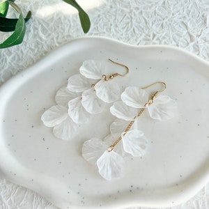 Hängeohrringe, weiße Blätter, Strang Gold, weiß transparente Blätter aus Kunststoff, Edelstahl, Schmuck Hochzeit, lange Ohrringe Braut, Brautohrringe, Frauen, Brautschmuck Weiß, floraler Ohrschmuck