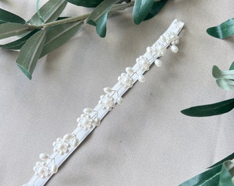 Strumpfband weiß mit Perlen, Brautschmuck, Braut Zubehör, Hochzeit floral, Perlmutt, Braut Accessoire, Beinschmuck