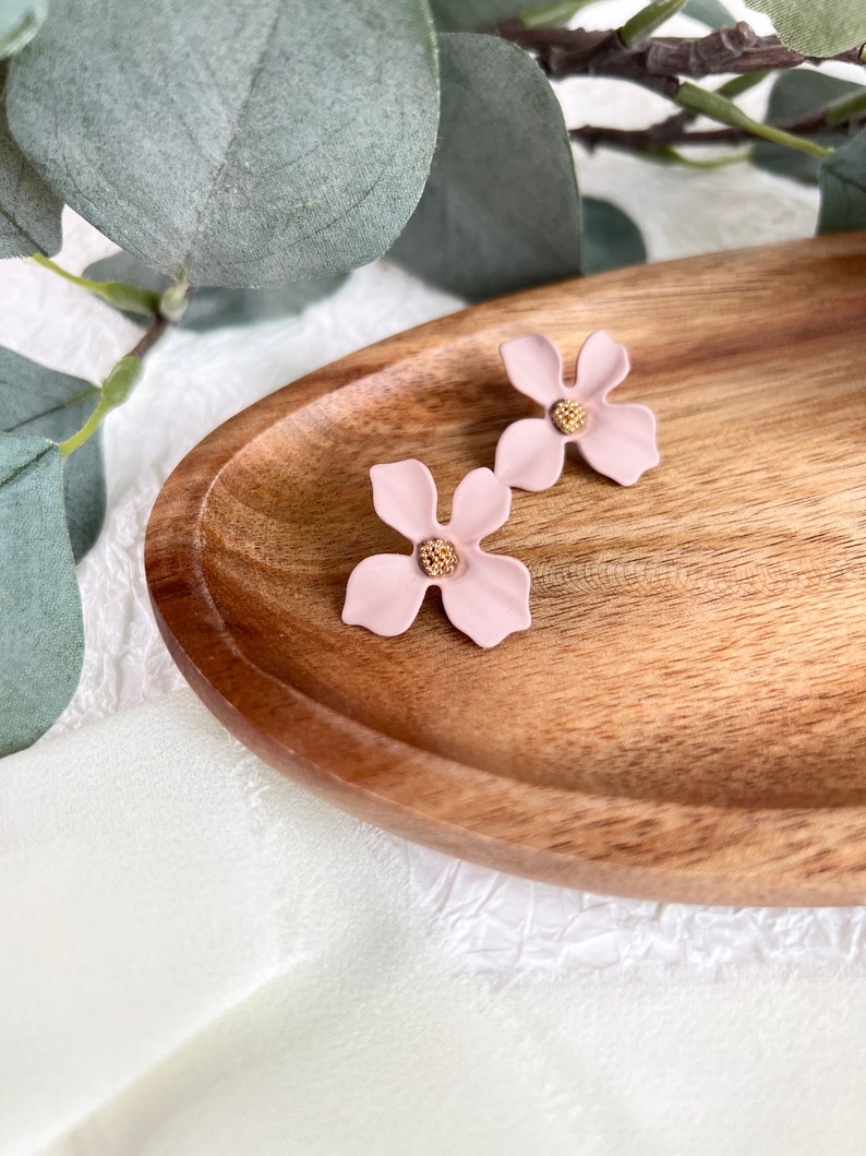 Boucles d'oreilles fleurs, blanc et vieux rose, détail doré, boucles d'oreilles clous, mariée, demoiselle d'honneur, bijoux de mariée, boucles d'oreilles mariées, mariage, bijoux d'oreille femme Altrosa