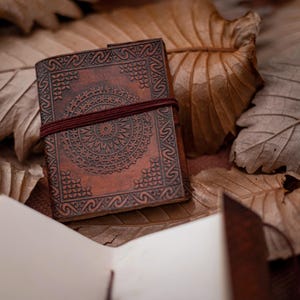 Cuaderno Funda de cuero, hojas de papel reciclado, artesanía india.