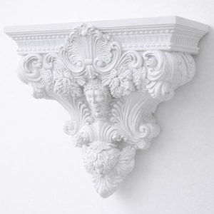 Könnte beinhalten: Ein weißes, verziertes Wandregal mit aufwendigen Schnitzereien. Das Regal weist ein detailliertes Design mit floralen und klassischen Motiven auf, einschließlich eines geformten Gesichts. Es ist an einer weißen Wand befestigt.