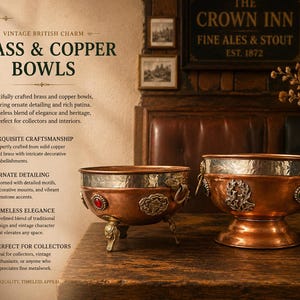 Könnte beinhalten: Zwei Messing- und Kupferschalen mit aufwendigen Details und reicher Patina. Die Schalen haben dekorative Halterungen und Edelsteinakzente. Der Text auf dem Bild lautet "Brass & Copper Bowls" und "Vintage British Charm".