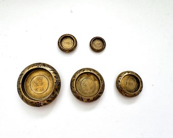 Set di pesi per bilancia in ottone antico e decorato – con marchio a corona – con incisioni floreali – stile vittoriano