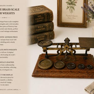 Peut inclure: Balance en laiton antique avec poids, sur une base en bois. La balance présente des détails complexes et comprend un ensemble de poids d'origine. Le texte de l'image indique "Balance en laiton antique avec poids".
