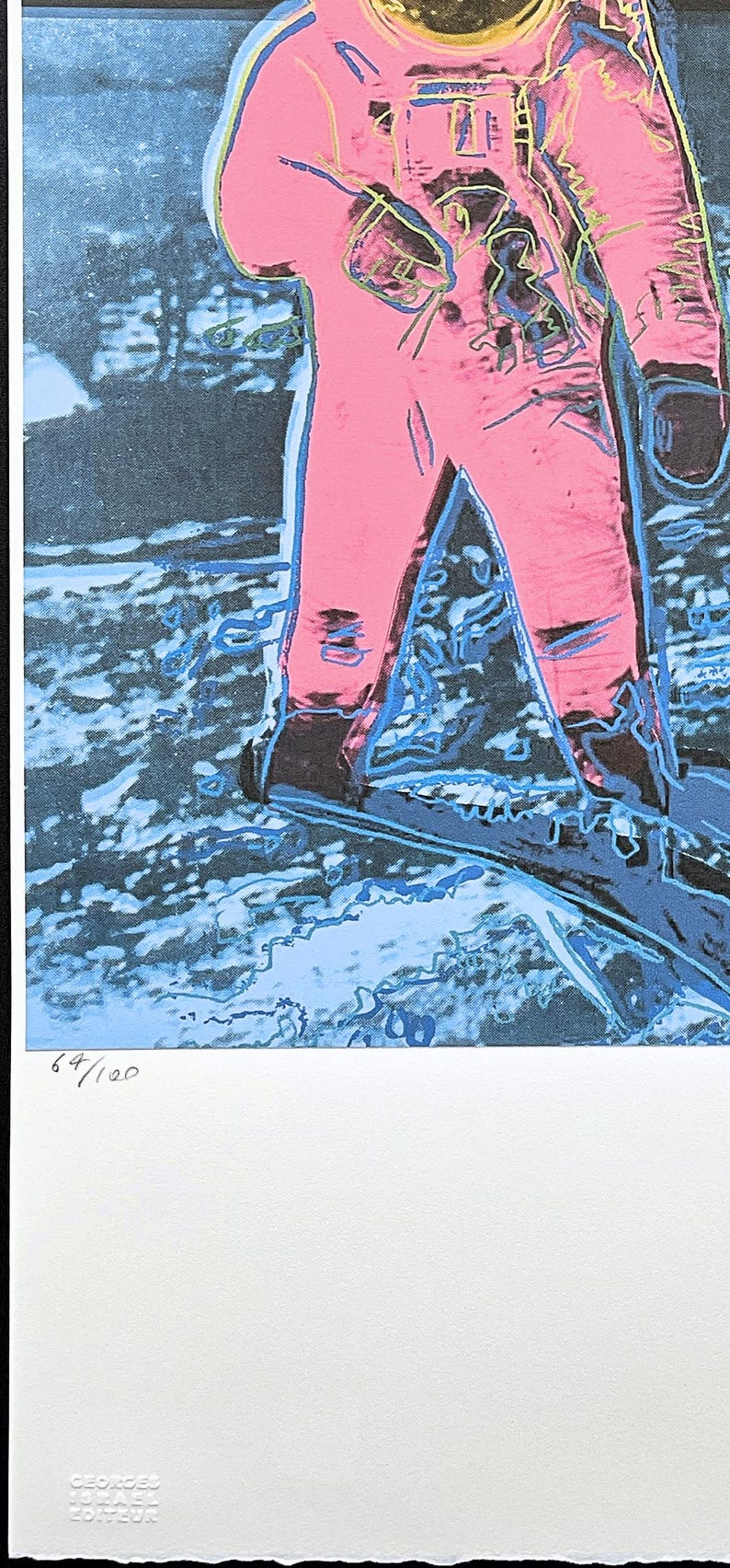 Puede incluir: Estampa de arte pop de un astronauta con un traje espacial rosa, sobre un fondo azul y negro. La estampa est&aacute; numerada 64/100. La obra de arte est&aacute; firmada por Georges Israel Editeur.