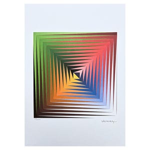 Könnte beinhalten: Ein quadratischer Kunstdruck mit einer Reihe ineinander verschachtelter, konzentrischer Quadrate, die einen Tunneleffekt erzeugen. Die Farben verlaufen von Grün und Rot an den Außenkanten zu einem hellgelben Zentrum. Die Signatur Vasarely steht unten rechts.