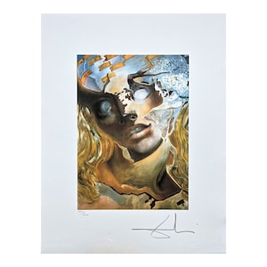 Puede incluir: Una impresión surrealista que representa un rostro fragmentado con elementos de paisaje y formas abstractas. La obra de arte utiliza una paleta de colores de marrones, azules y amarillos. La impresión tiene una firma en la esquina inferior derecha.