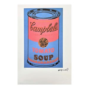 Peut inclure: Une estampe vintage de l'œuvre emblématique de Andy Warhol, Campbell's Soup Cans. L'estampe représente une boîte de soupe tomate rouge et blanche sur un fond bleu. La signature de l'artiste est visible en bas à droite.