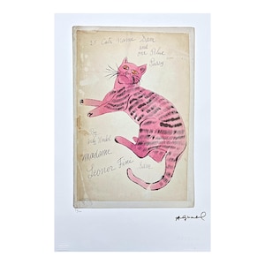 Könnte beinhalten: Illustration einer rosa und schwarz gestreiften Katze auf gealtertem Papier, mit Text wie "25 Call name Sam and one Blue Pussy" und "madame Leonor Fini Sam". Vom Künstler signiert. Das Kunstwerk ist weiß gerahmt.