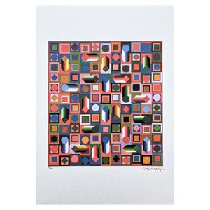 Puede incluir: Una impresión geométrica colorida con un patrón repetitivo de cuadrados, círculos y diamantes en tonos de rojo, azul, verde, marrón y naranja. La impresión está firmada "Vararely" en la esquina inferior derecha.