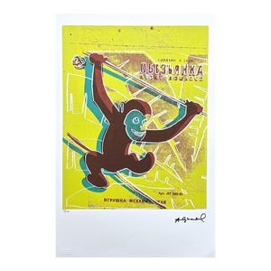 Puede incluir: Una impresión vintage que presenta un mono de dibujos animados sosteniendo un palo, sobre un fondo amarillo con acentos blancos y azules. La impresión incluye texto ruso y una firma, mostrando una estética retro.
