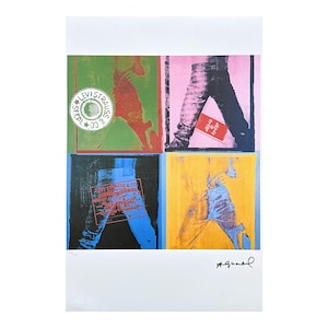 Peut inclure: Une impression sérigraphique colorée de quatre panneaux représentant un jean bleu. Les panneaux sont dans des tons de vert, rose, bleu et jaune. L'impression est signée par l'artiste, Andy Warhol.