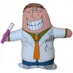 Op de afbeelding: Een pluche tandarts met een brede glimlach, die een witte jas, een oranje stropdas en een bril draagt. Het speelgoed houdt een paarse tandenborstel vast.