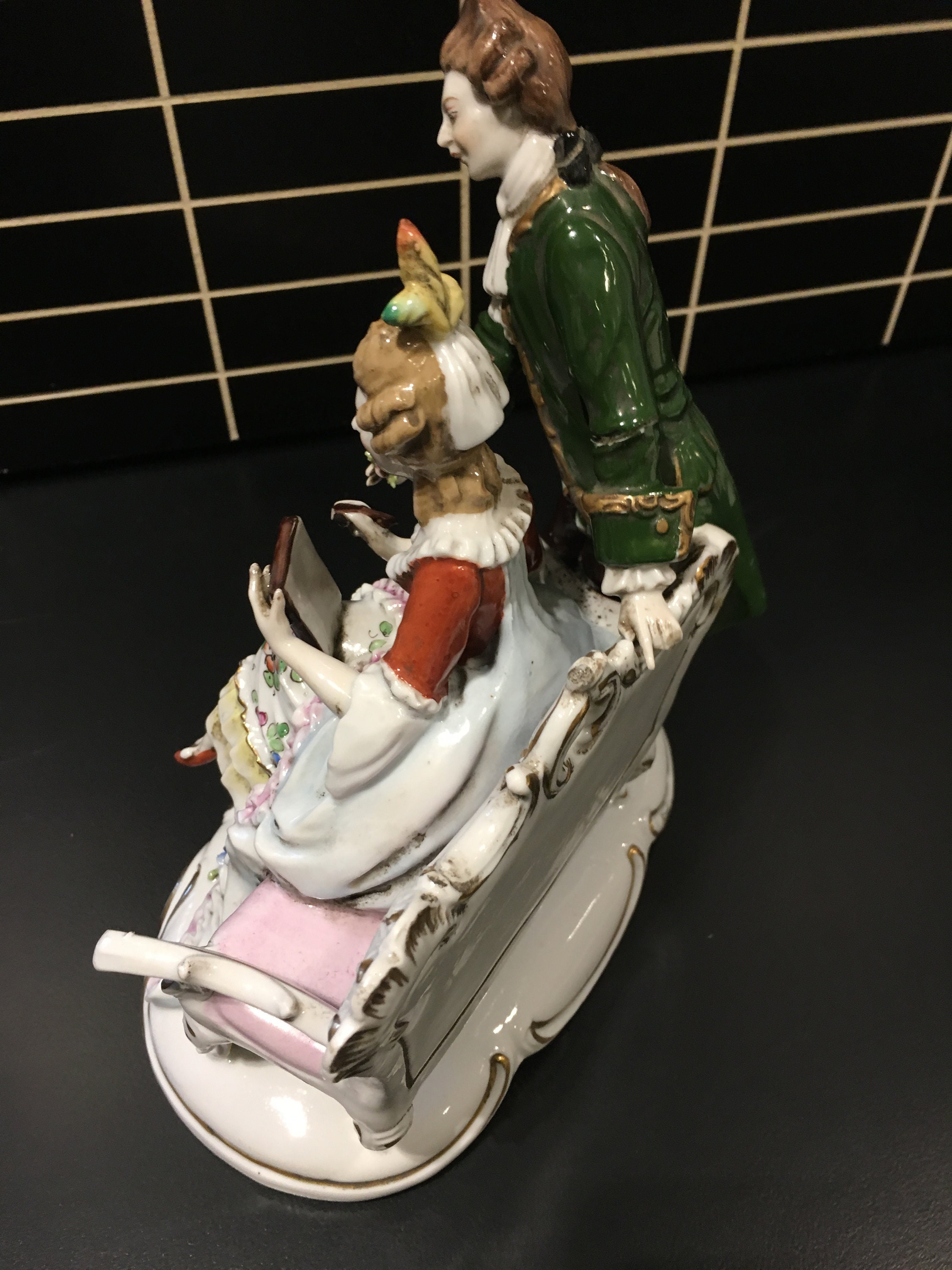 カポディモンテ磁器。18世紀の貴婦人と貴族を描いた作品。すべて