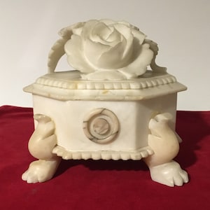 Rare container in white Carrara marble, the lid superbly carved with wonderful details. Central Italy, late 18th century.