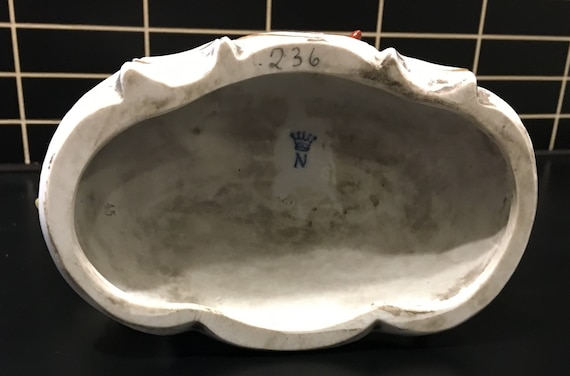 カポディモンテ磁器。18世紀の貴婦人と貴族を描いた作品。すべて手作業