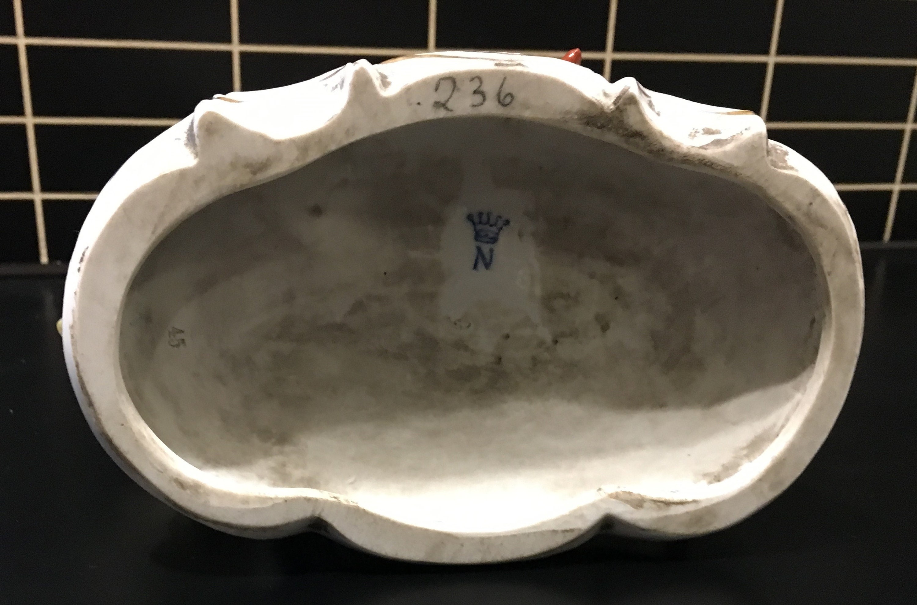 カポディモンテ磁器。18世紀の貴婦人と貴族を描いた作品。すべて