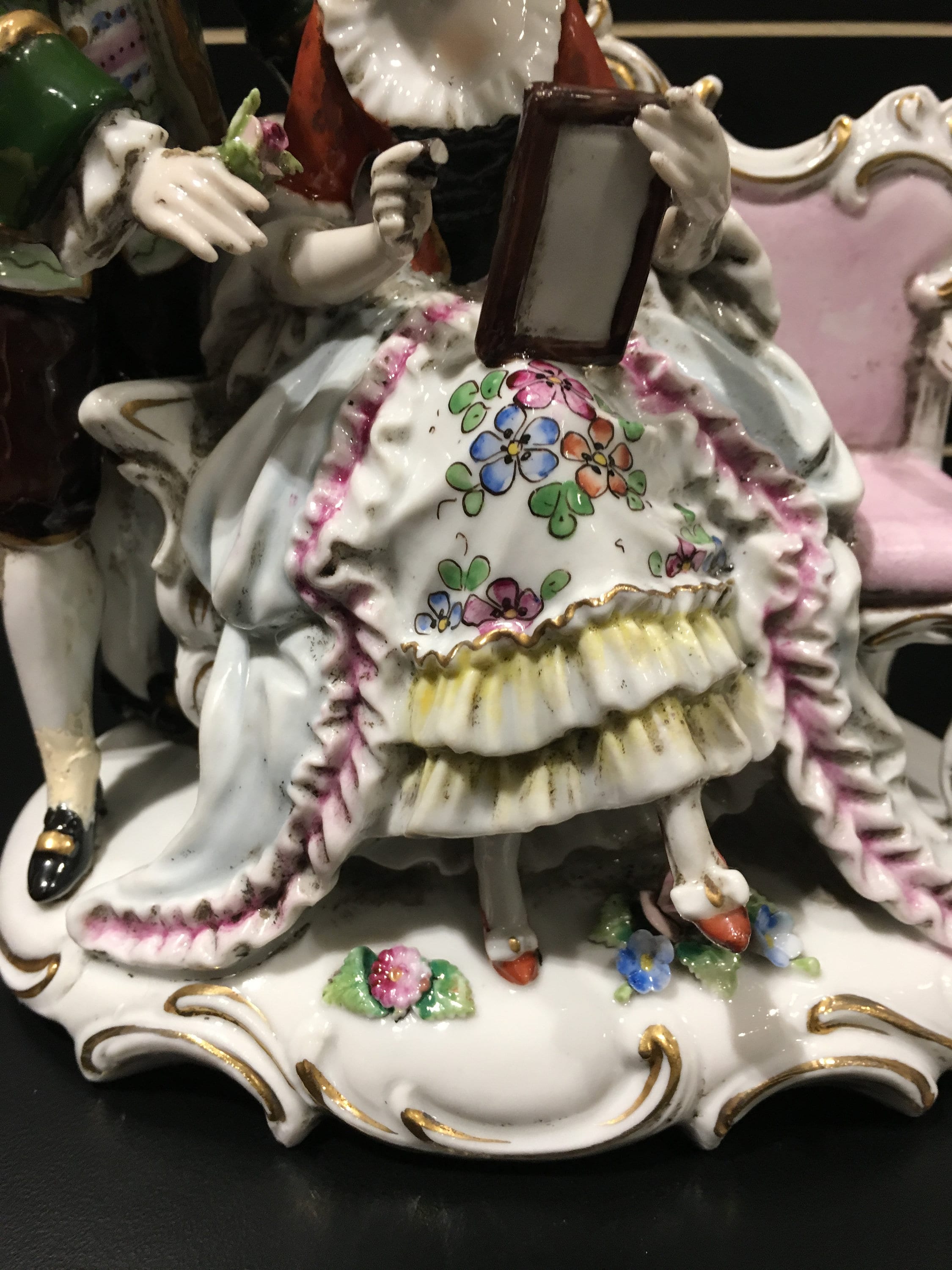 カポディモンテ磁器。18世紀の貴婦人と貴族を描いた作品。すべて手作業