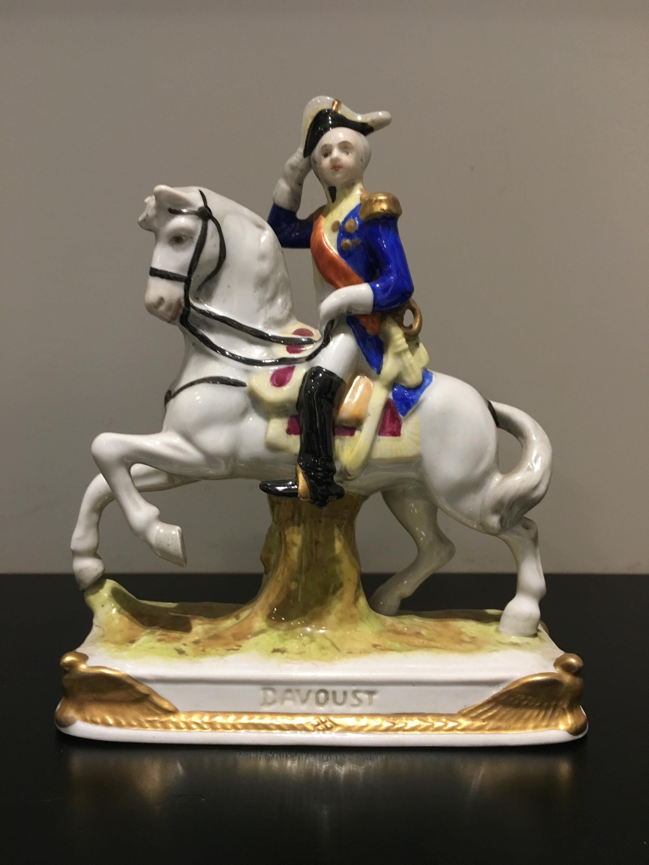 カポディモンテ磁器。帝国元帥ルイ・ニコラ・ダヴー将軍が馬に乗った姿 