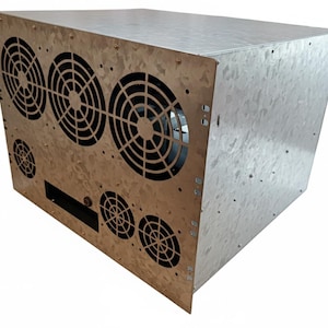Könnte beinhalten: Ein rechteckiges Computer-Servergehäuse aus verzinktem Stahl mit metallisch gesprenkelter Oberfläche. Die Frontplatte enthält drei große kreisförmige Lüftergitter, zwei kleinere kreisförmige Lüftergitter und einen rechteckigen Ausschnitt.