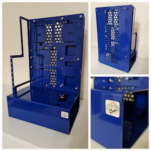 Könnte beinhalten: Ein blaues Computergehäuse aus Metall mit einer perforierten Frontplatte und einer abnehmbaren Seitenplatte. Das Gehäuse verfügt über mehrere Fächer für Festplatten und andere Komponenten. Das Gehäuse ist mit "M-CASE" und "RAW HARDWARE" beschriftet.