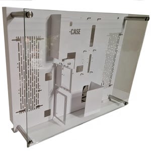 Op de afbeelding: Witte computerbehuizing met een glazen zijpaneel. De behuizing heeft een uitsparing voor een moederbord en andere componenten. De tekst "CASE" is afgedrukt op de voorkant van de behuizing.