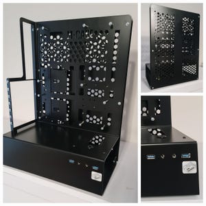 Könnte beinhalten: Ein schwarzes Computergehäuse aus Metall mit einem Wabenmuster und dem Text "M-CASE" auf der Vorderseite. Das Gehäuse verfügt über mehrere Anschlüsse an der Unterseite und eine abnehmbare Seitenwand.