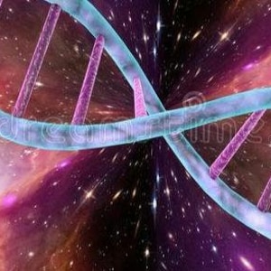 Op de afbeelding: Een digitale illustratie van een DNA-dubbele helix in blauwe en paarse tinten, tegen een kosmische achtergrond van wervelende nevels en sterren. De helixstructuur is gedetailleerd met verticale balken en een gebogen ontwerp.