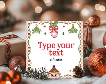 Puede incluir: Una tarjeta cuadrada con temática navideña con el texto "Type your text" y "elf notes" en rojo. La tarjeta tiene un borde decorativo e ilustraciones de muérdago, estrellas y un elfo. El fondo presenta adornos y regalos navideños.