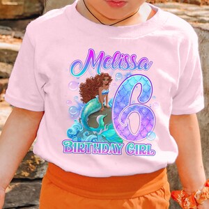 Puede incluir: Camiseta rosa con un gr&aacute;fico de sirena, el n&uacute;mero 6 y el texto "Melissa Birthday Girl".