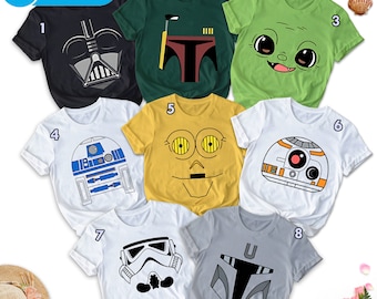 Puede incluir: Ocho camisetas diferentes con personajes de Star Wars, cada una con la cara de un personaje diferente. Las camisetas son blancas, negras, verdes, amarillas y grises. Los números del 1 al 8 están impresos en las camisetas.