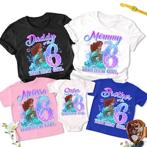 Puede incluir: Conjunto de seis camisetas con una sirena con un seis morado y azul, con el texto "Daddy of the Birthday Girl", "Mommy of the Birthday Girl", "Sister of the Birthday Girl", "Brother of the Birthday Girl", "Melissa Birthday Girl" y "Birthday Girl".