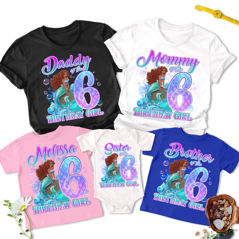 Puede incluir: Conjunto de seis camisetas con una sirena con un seis morado y azul, con el texto "Daddy of the Birthday Girl", "Mommy of the Birthday Girl", "Sister of the Birthday Girl", "Brother of the Birthday Girl", "Melissa Birthday Girl" y "Birthday Girl".