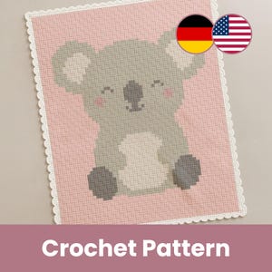 Könnte beinhalten: Eine rosa Häkeldecke mit einem grauen Koala-Design und einem weißen, gewellten Rand. Der Koala hat einen grauen Körper, einen weißen Bauch und eine dunkelgraue Nase. Der Text "Crochet Pattern" steht unten.