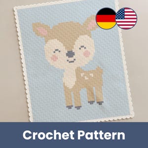 Può includere: Un modello all'uncinetto azzurro con un cervo sorridente con dettagli marroni e bianchi, guance rosa e un bordo smerlato bianco. Il testo "Crochet Pattern" è visualizzato in basso.