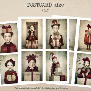 Pu&ograve; includere: Una collezione di cartoline in stile vintage con illustrazioni di bambini in abiti rossi, alcuni con regali. Le cartoline sono etichettate "POSTCARD size 3.5x5" (circa 8,9 x 12,7 cm) e hanno un aspetto invecchiato.