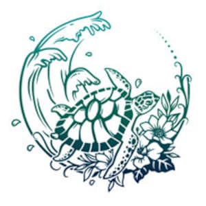 Puede incluir: Una ilustración verde y azul de una tortuga marina nadando a través de una ola con flores y hojas alrededor.