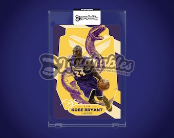 Pode incluir: Um cartão de basquete roxo e amarelo com Kobe Bryant com o uniforme dos Lakers, com uma cobra roxa enrolada ao seu redor. O cartão tem o texto "Kobe Bryant" e "Lakers".