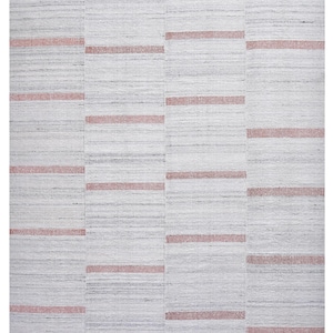 Op de afbeelding: Een rechthoekig tapijt met een geweven textuur, met een lichtgrijze en witte achtergrond. Horizontale banden van gedempt rood-roze accentueren het ontwerp. Het tapijt meet 375 cm bij 287 cm.