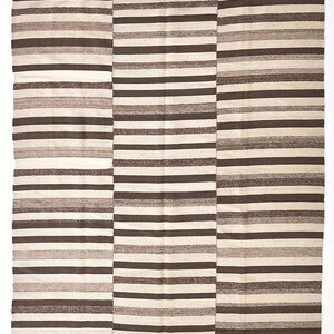 Op de afbeelding: Een rechthoekig tapijt met horizontale strepen in bruin-, beige- en cr&egrave;metinten. Het tapijt heeft een gestreept patroon en is verdeeld in drie verticale secties. Afmetingen: 293x238 cm.