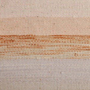 K&ouml;nnte beinhalten: Nahaufnahme eines gewebten Stoffes mit drei horizontalen Streifen in den Farben Beige, Hellbraun und Dunkelbraun. Der Stoff hat eine strukturierte, handgewebte Optik.