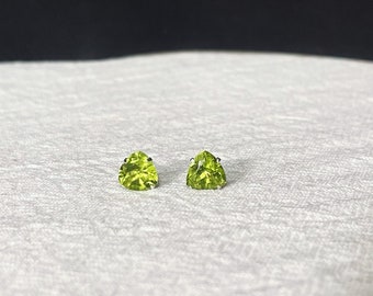 7mm Peridot Dreieckige Ohrstecker - Lebendige Eleganz für jeden Anlass