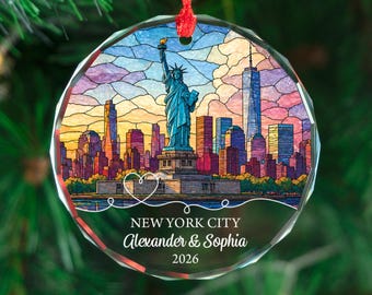 Gepersonaliseerd gebrandschilderd glasornament New York City, aangepaste paarnaam kerstaandenken, NYC Skyline-reiscadeau, vakantiedecor 2026