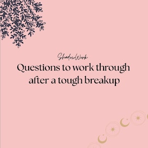 Puede incluir: Una impresión digital rosa claro con una ilustración de líneas gris oscuro de un manojo de hierbas atadas en la esquina superior izquierda. El texto dice ShadowWork Questions to work through after a tough breakup. Se ve un arco dorado de lunas y estrellas.