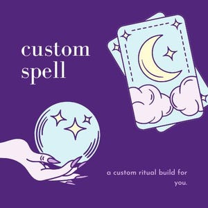 Puede incluir: Un gráfico morado con el texto custom spell y a custom ritual build for you. La imagen muestra una mano sosteniendo una bola de cristal azul claro con estrellas, junto a una carta de tarot azul claro con una luna creciente amarilla y nubes.