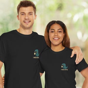 T-Shirt mit Dinomotiv "I need Coffee" - Unisex, Baumwolle, Geschenk für Freunde, Freizeitkleidung