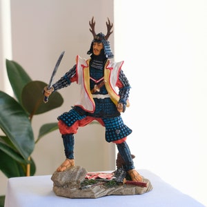 Japanese Samurai Statue with Wooden Kabuto - Detailed Historical Figurine, Authentic Feudal War Armor Decor